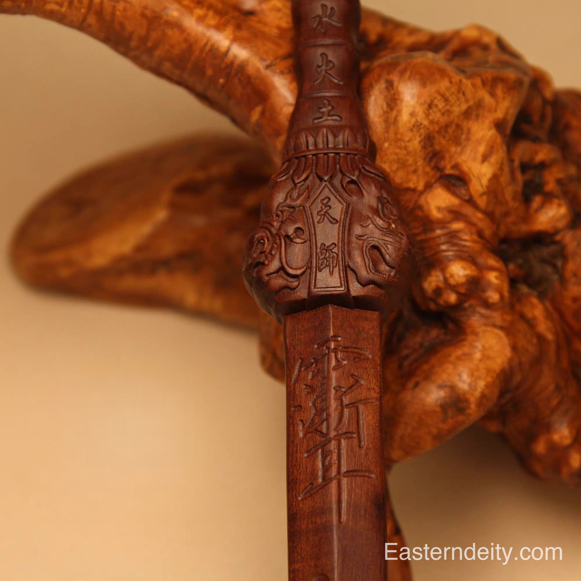 Espada ritual oriental hecha a mano con sello Ziwei y madera de melocotón impactado por el trueno.