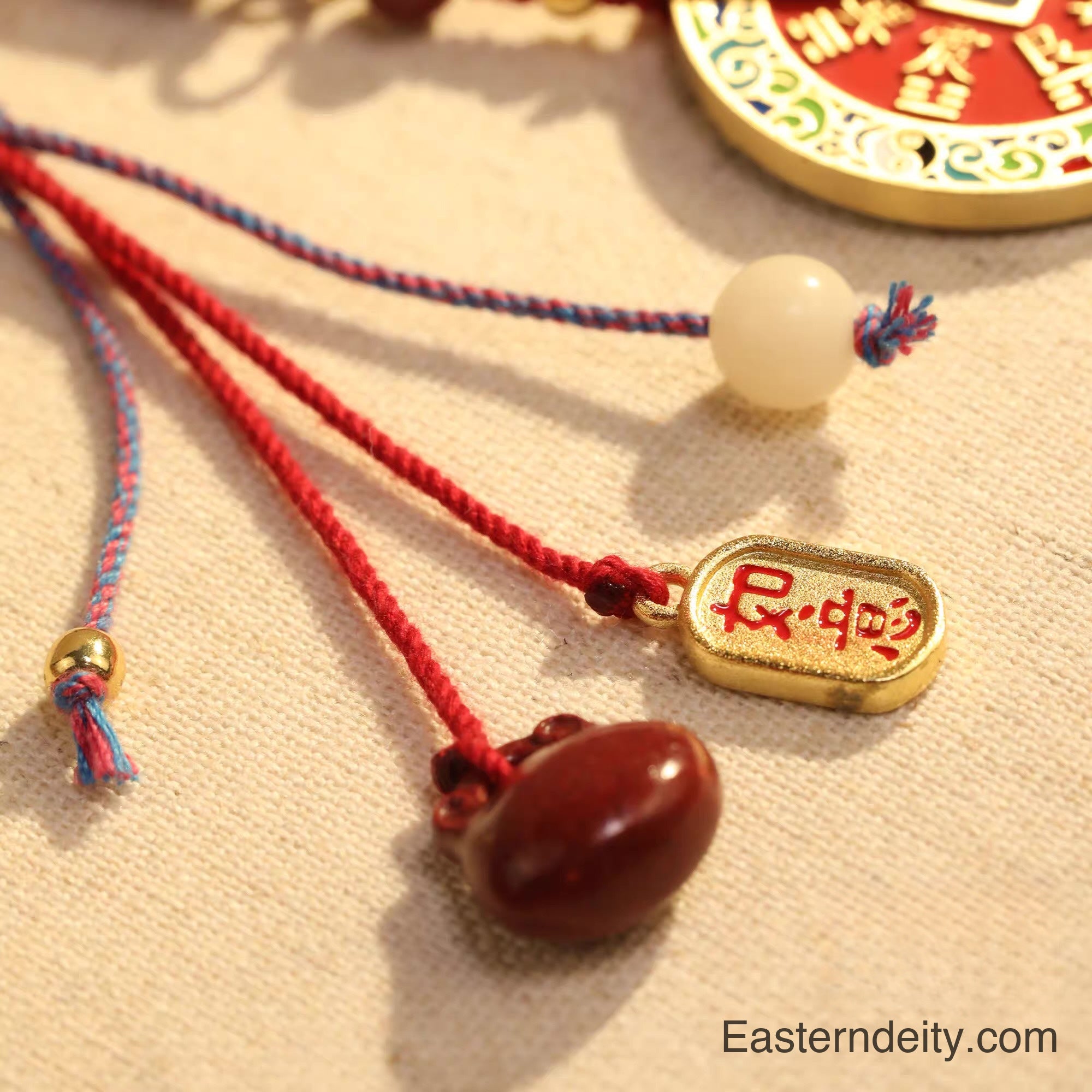 Colgante tejido a mano con moneda de flor de Shan Gui esmaltada en cinabrio oriental